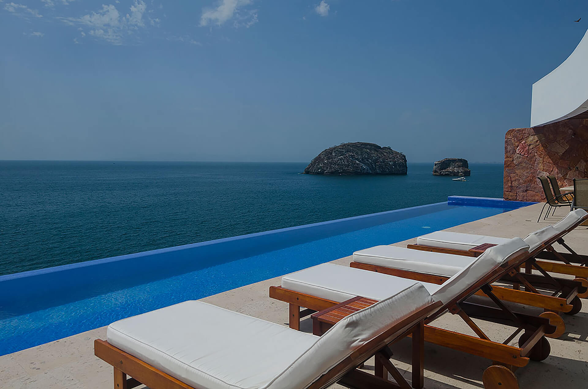 Casa La Visa pool overlooking the ocean. 
