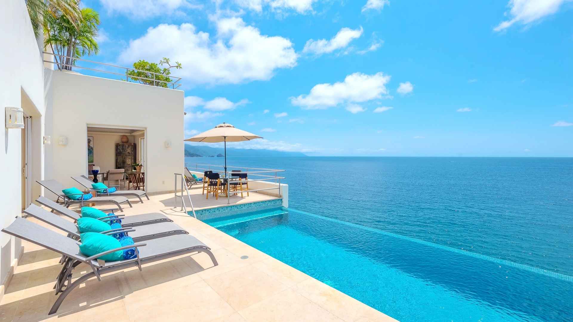 Villa Balboa’s infinity pool overlooking the ocean.